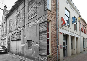 <p>De voorgevel van Papenstraat 9 voor de restauratie in 1972 (links) en in de huidige situatie. </p>
